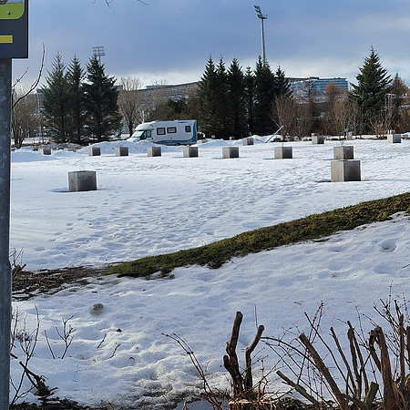 Yes, there was a camper there, and throughout our waiting for the bus, we saw several small campers come & go.  No water, I am sure, but electricity for heat.